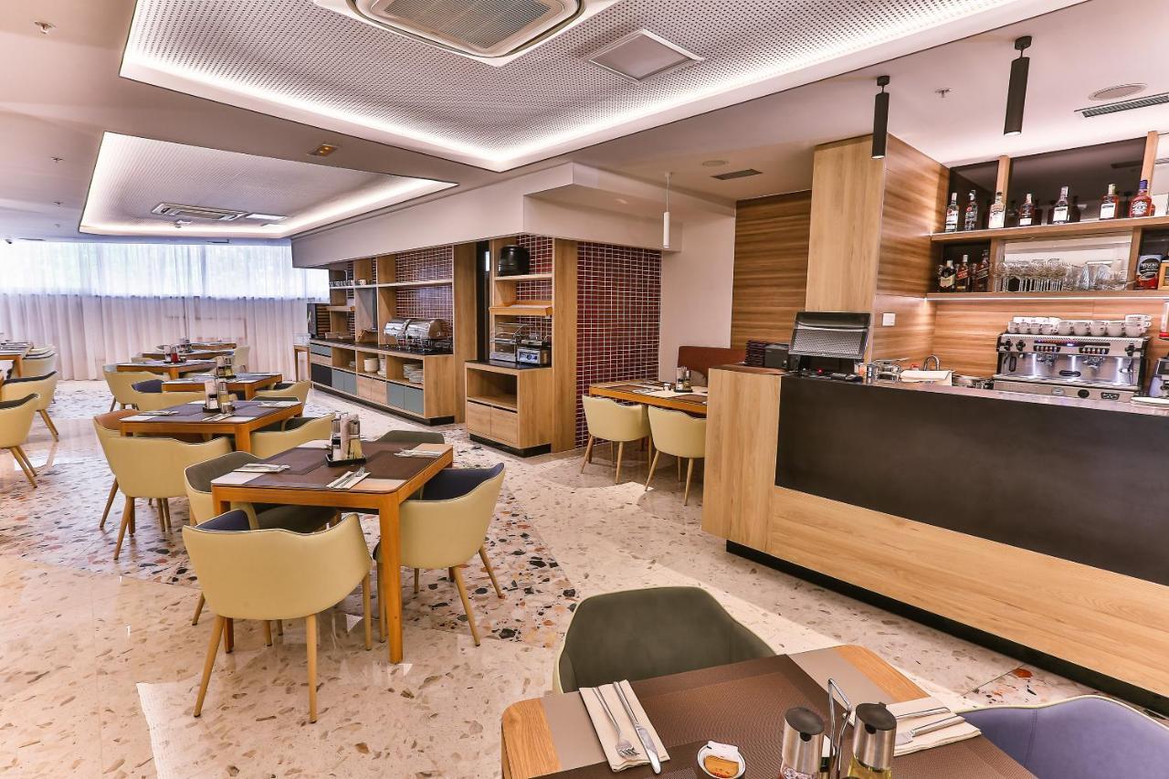 Carine Hotel Centar 포드고리차 외부 사진